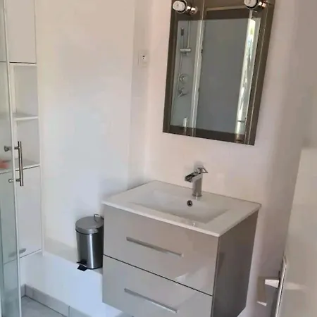 A 800m De La , Parking Prive *