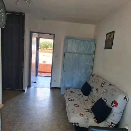 A 800m De La , Parking Prive Сет