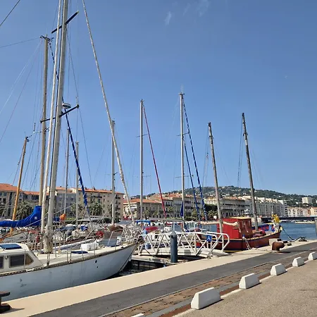 A 800m De La , Parking Prive