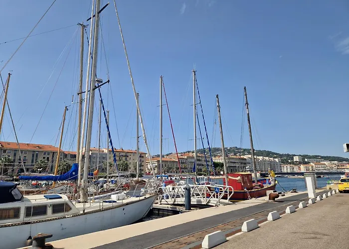 A 800m De La , Parking Prive